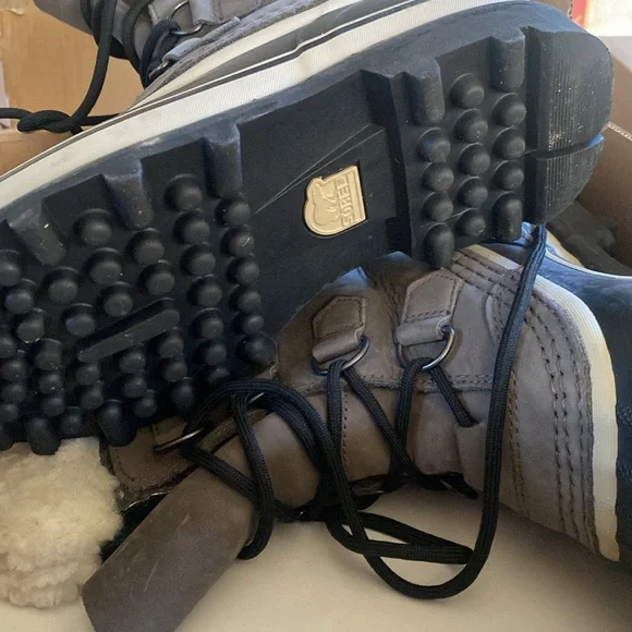 Sorel snow boots. Women’s size 7.5. Like new! - Picture 3 of 6